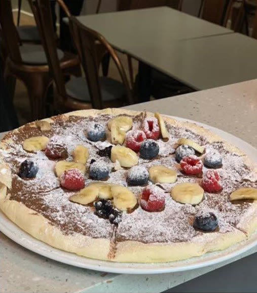 Pizza med färsk frukt