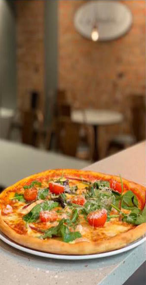 Nygräddad pizza med ruccola och färska tomater